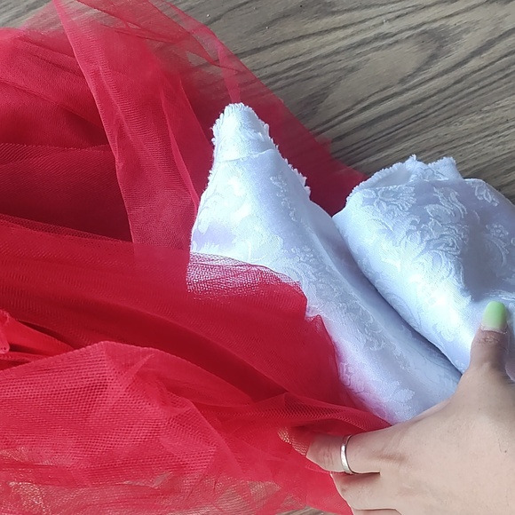 Red Tulle Fabric and Design white fabric bundle - Picture 3 of 3